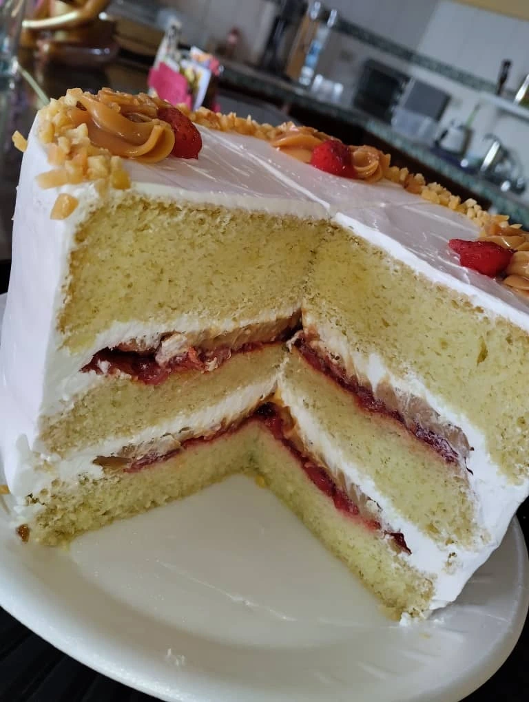 torta fria de fresas con arequipe por porcion