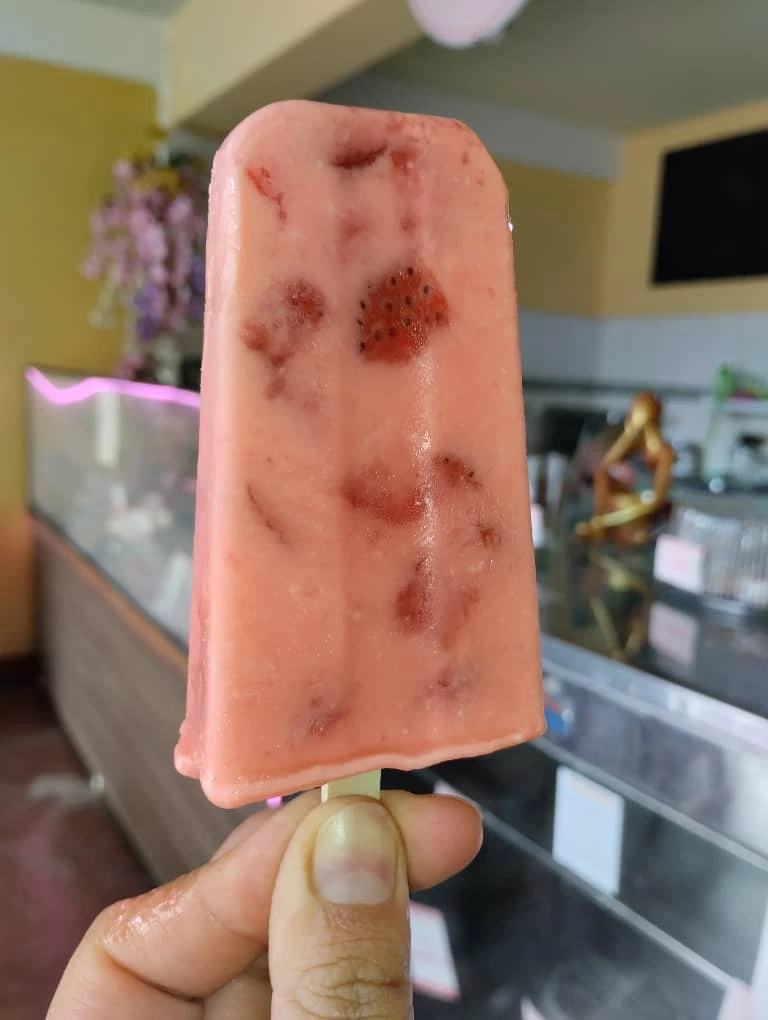 helado paleta de fresa