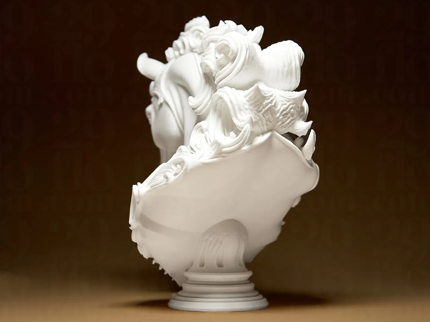 Escultura Equina de Majestuosa Elegancia